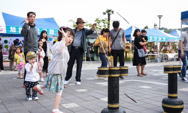 5월 대왕암 전통 놀이 투호를 하고 있는 꼬마 어린이